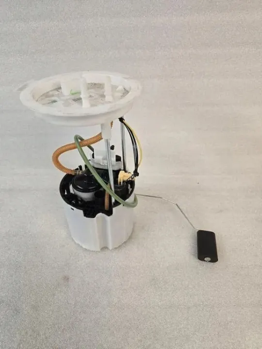 Bomba de combustível Volvo OEM 32139299 - Usada image 3