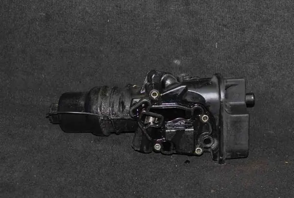 Oljefilterfäste VW PASSAT B6 2.0L bensin 06D115397G image 2