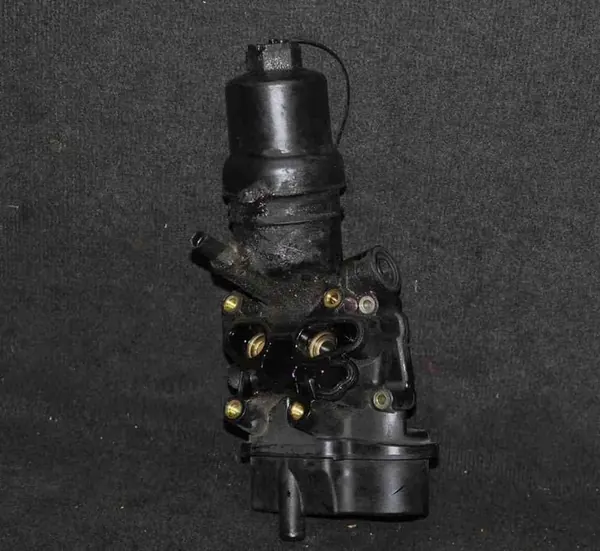 Oljefilterfäste VW PASSAT B6 2.0L bensin 06D115397G image 3