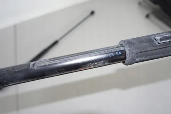 Mercedes w164 ML GL Motorhuv Lyftcylinder 1647400645 image 2