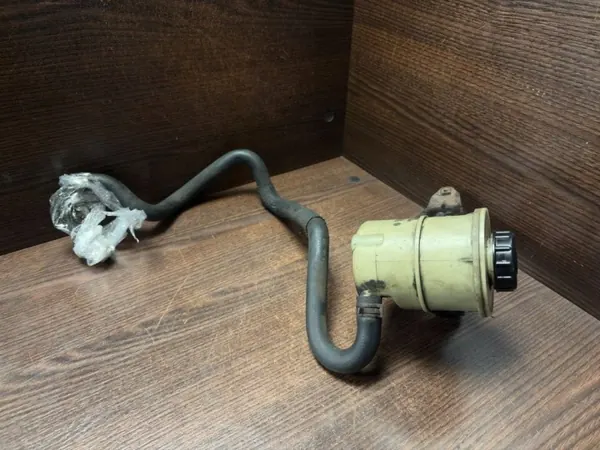 Réservoir direction assistée Renault Master II OEM 8200242495 image 2
