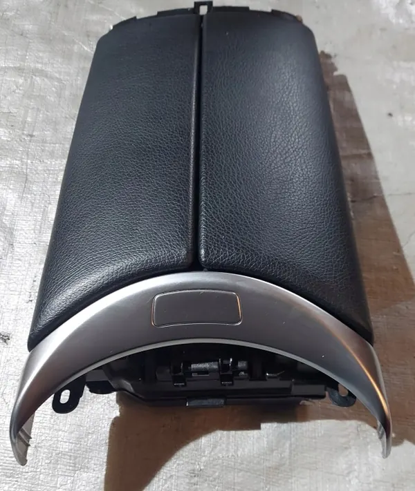 Mercedes Classe C W205 Boîte à gants OEM 2056800096 image 2