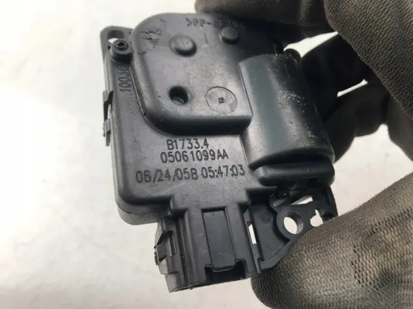 Motor de compuerta colector Chrysler 300C OEM 05061099AA image 3