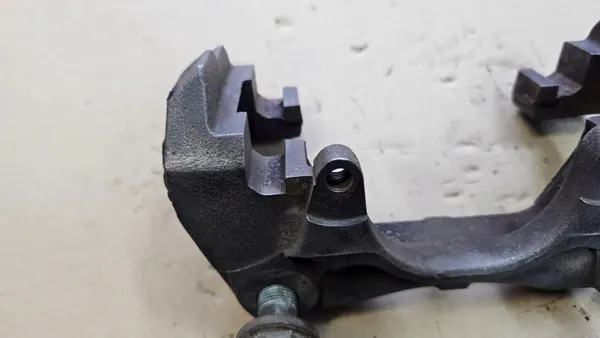 OEM VW TRANSPORTER T5 TOUAREG 2.5 TDI Grampo dianteiro image 3