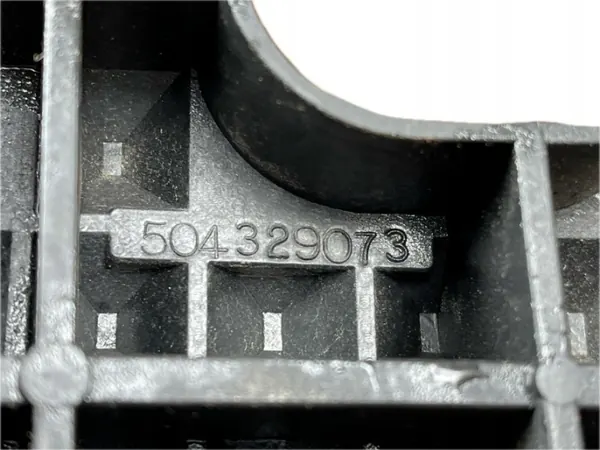 Couvercle de marche cabine Iveco OE 504329073 - Occasion image 3