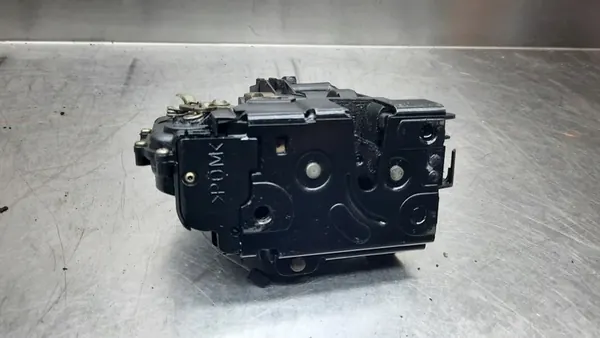 Linke Vorderverriegelung VW Passat B5 00R Kombi 1J0837867 image 2