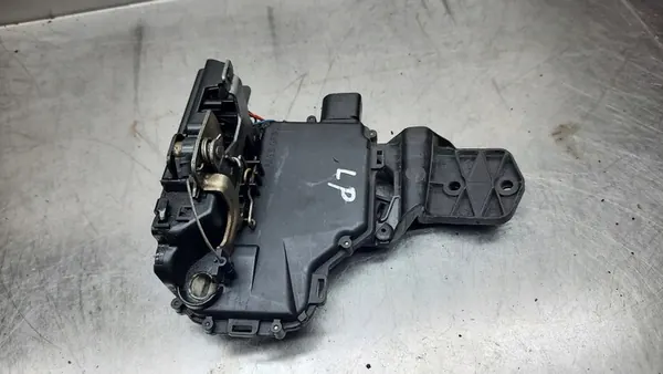 Linke Vorderverriegelung VW Passat B5 00R Kombi 1J0837867 image 3