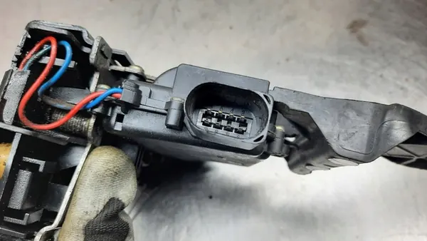 Linke Vorderverriegelung VW Passat B5 00R Kombi 1J0837867 image 4