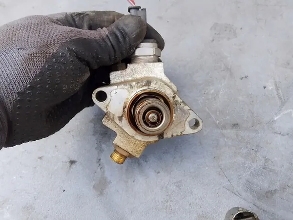 Bränslepump VW Seat Skoda 1.4 TSI 04E127026E image 2