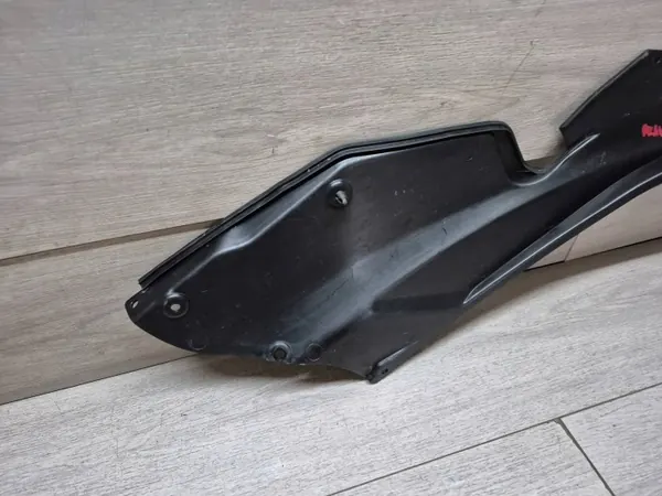 Ferrari 458 Italia höger motorhuveskydd OEM 82277300 image 7