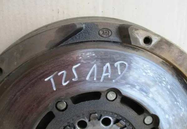 AVENSIS AURIS COROLLA Kaksimassaväkä 2.0 1AD RAV4 image 2