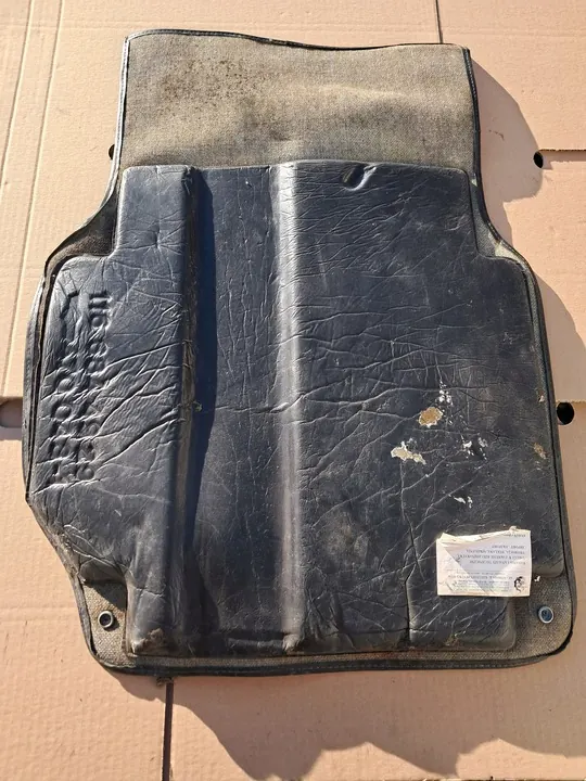 Tapete traseiro esquerdo preto Mercedes W116 SE image 3