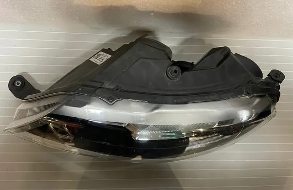 Farol esquerdo Skoda Rapid image 7