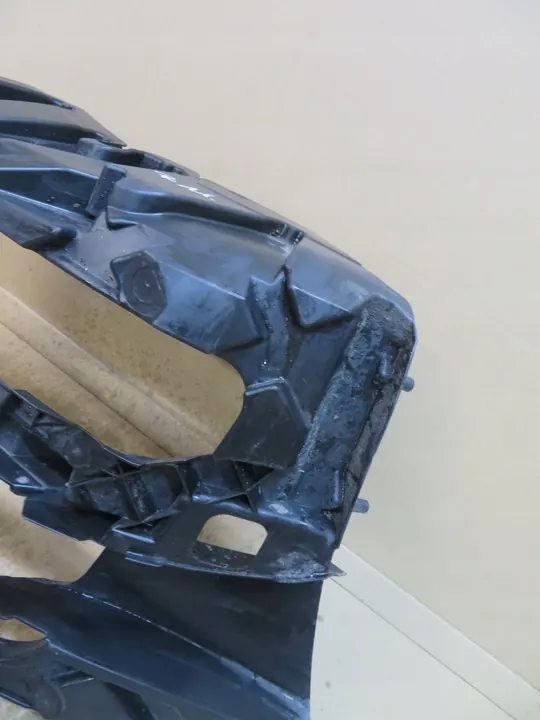 Guia de Para-choque VW Crafter Frontal Direito OEM 7C0807724A image 3