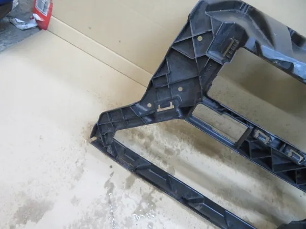 Guia de Para-choque VW Crafter Frontal Direito OEM 7C0807724A image 5