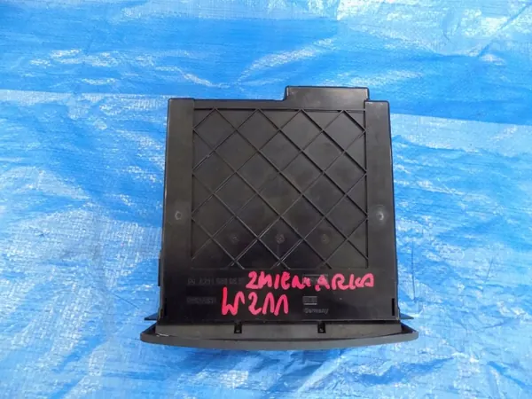 Gebruikt CD-wisselpaneel OEM ZMIENIARKA CD PANEL MERCEDES W211 image 2