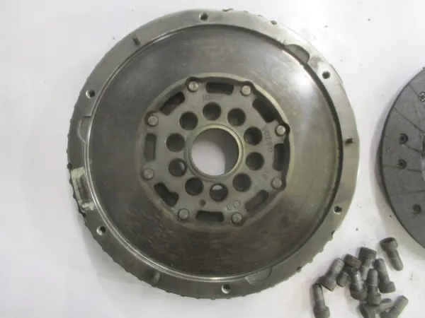 VOLVO V70 S80 XC70 XC60 V60 S60 2.0 D3 Embreagem Dupla Massa 31325140 image 2