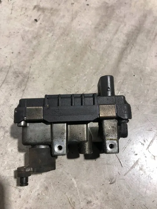 BMW OE 6NW008412 Contrôleur de turbocompresseur image 4