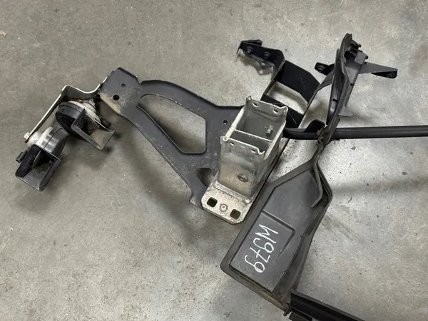 Viga de reforço frontal BMW E60 E61 M Package image 3