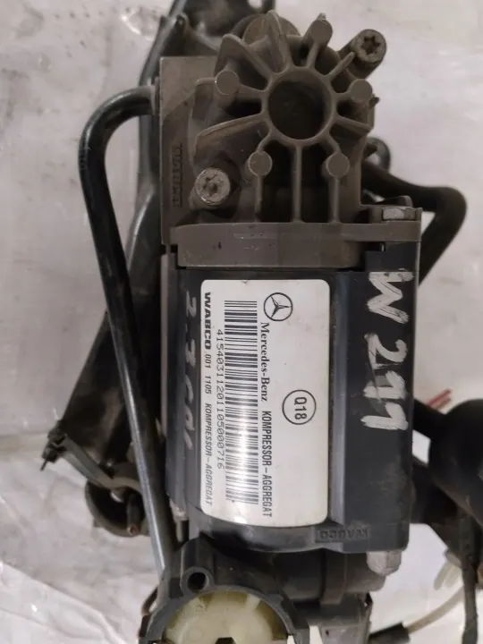 Compressor Mercedes OEM 001 1105 para W211 - Usado image 3