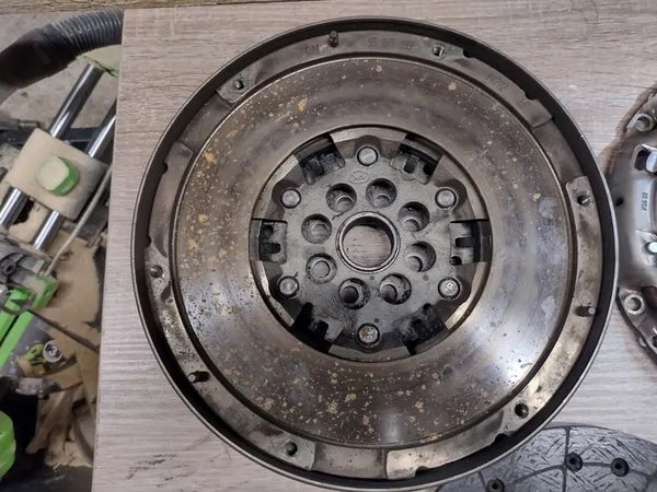 Kaksimassainen vauhtipyörä Opel Astra Zafira Corsa Meriva 1.7 CDTI image 10