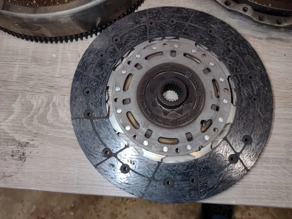 Kaksimassainen vauhtipyörä Opel Astra Zafira Corsa Meriva 1.7 CDTI image 2