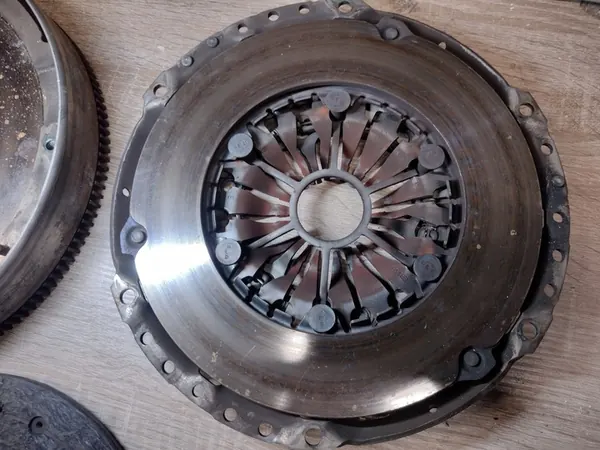 Kaksimassainen vauhtipyörä Opel Astra Zafira Corsa Meriva 1.7 CDTI image 5