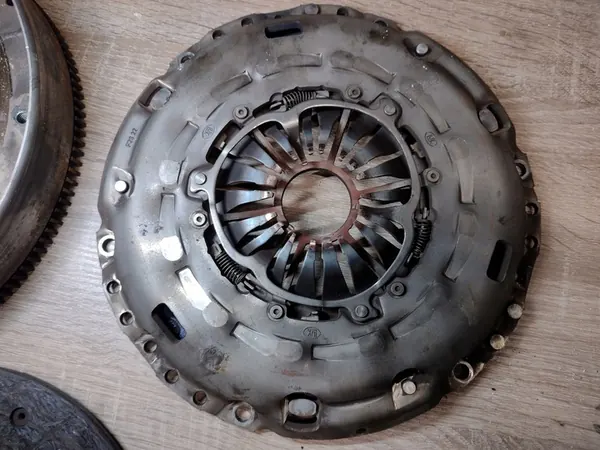 Kaksimassainen vauhtipyörä Opel Astra Zafira Corsa Meriva 1.7 CDTI image 6