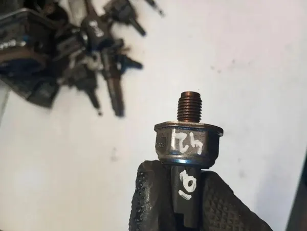 Rampe d'injection VOLVO XC60 2.4L Diesel 2004 image 2