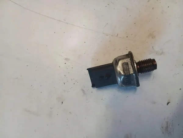 Rampe d'injection VOLVO XC60 2.4L Diesel 2004 image 4