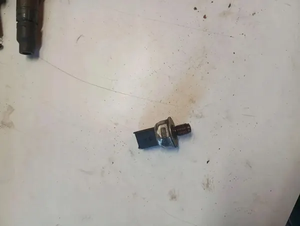 Rampe d'injection VOLVO XC60 2.4L Diesel 2004 image 5