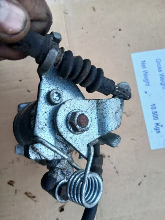 Mitsubishi OEM Jarrukampi Vasen Taka - Käytetty image 3