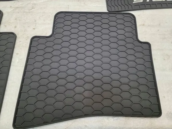 Tapis auto KIA Stonic OEM H8131ADE60GR Complet image 4
