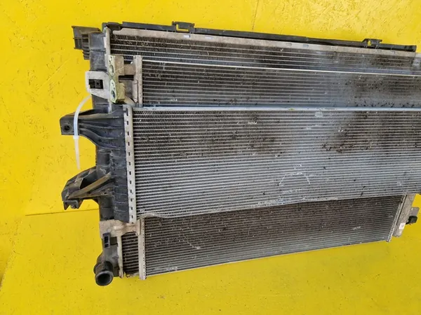 VW T5 LIFT T6 Intercooler Tuulettimen Koko 7E0121253C image 2