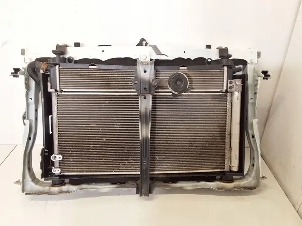 Frontlüfter OEM TOYOTAAURISIIPASPRZEDNICHŁODNICEKOLOR040 image 2