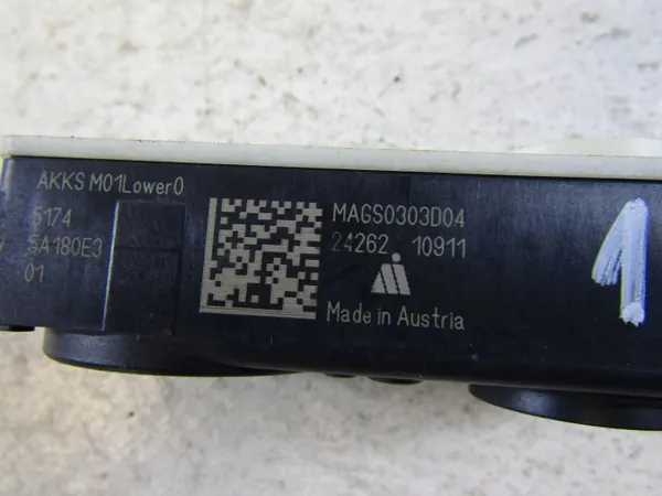 BMW X3 G01 motorrullgardin OEM 5A180E3 image 9