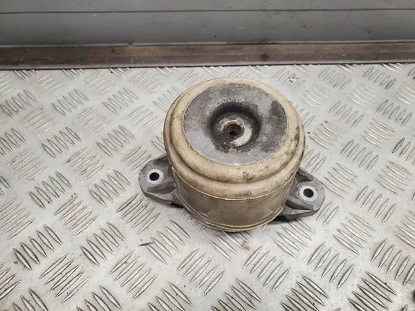 Mercedes-Benz C W204 2014 Voor motorsteun image 3