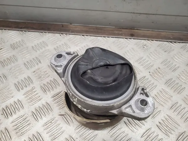 Mercedes-Benz C W204 2014 Voor motorsteun image 4