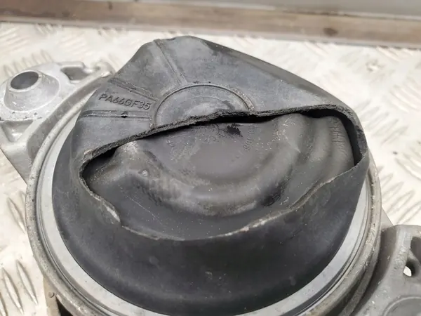 Mercedes-Benz C W204 2014 Voor motorsteun image 5