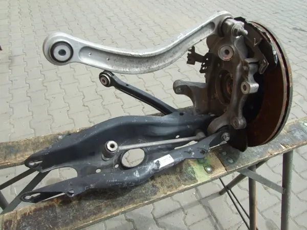 Höger bakre knäled OEM A2053570206 Mercedes W205 image 3