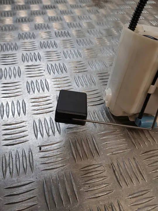 TOYOTA YARIS II 1.3 Brandstofpomp Drijver 77020-0D081 image 10