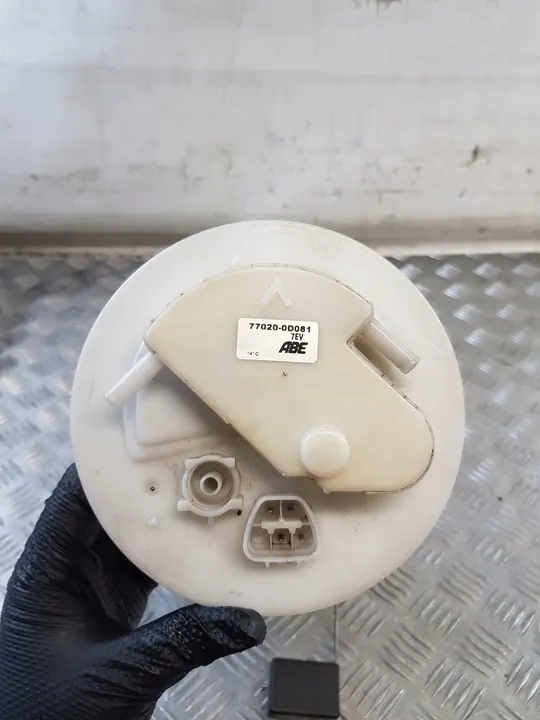 TOYOTA YARIS II 1.3 Brandstofpomp Drijver 77020-0D081 image 3