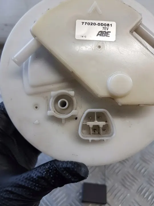 TOYOTA YARIS II 1.3 Brandstofpomp Drijver 77020-0D081 image 4