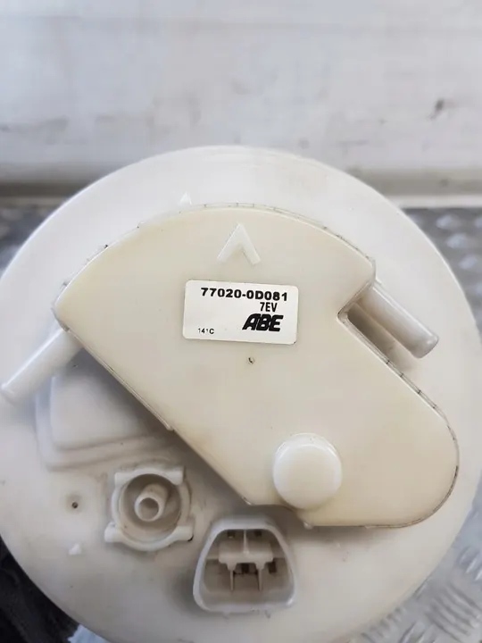 TOYOTA YARIS II 1.3 Brandstofpomp Drijver 77020-0D081 image 5