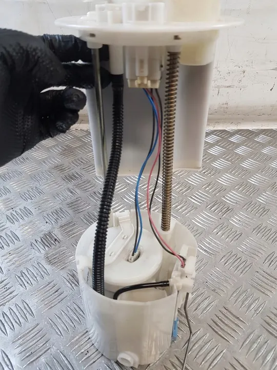 TOYOTA YARIS II 1.3 Brandstofpomp Drijver 77020-0D081 image 6