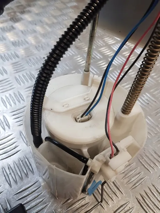 TOYOTA YARIS II 1.3 Brandstofpomp Drijver 77020-0D081 image 8