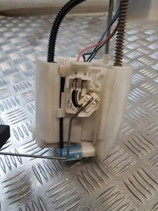 TOYOTA YARIS II 1.3 Brandstofpomp Drijver 77020-0D081 image 9