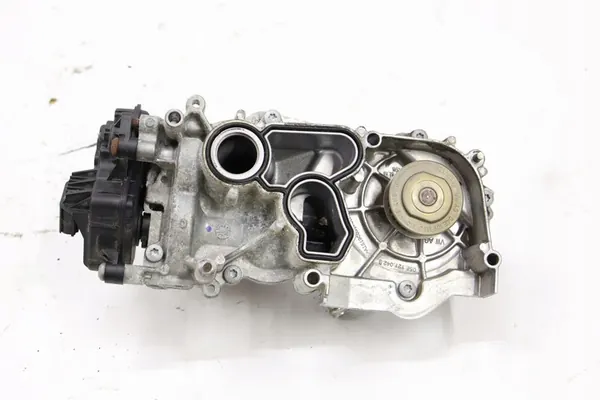 Vattenpump VW Golf VII 05E121111J image 3