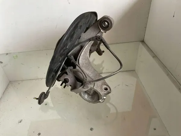 Maza de rueda delantera derecha OEM 5Q0407258C image 3