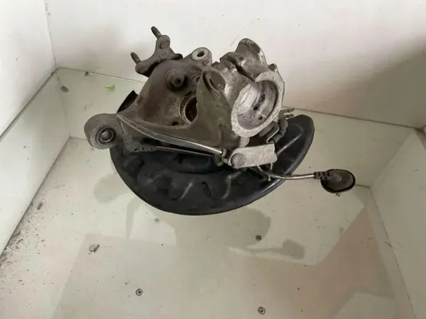 Maza de rueda delantera derecha OEM 5Q0407258C image 4